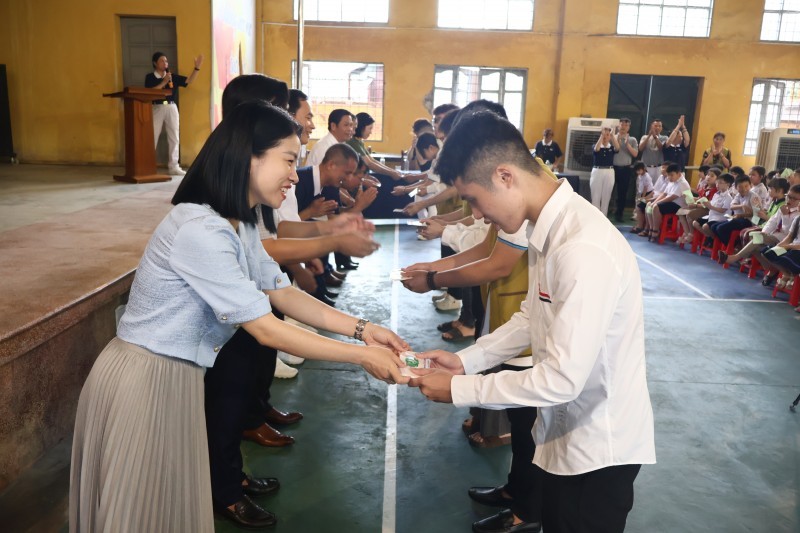 Tzu Chi Awards 700 Scholarships to Disadvantaged Students in Hai Phong