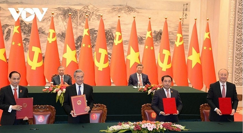 Party General Secretary and President To Lam and his Chinese counterpart Xi Jinping witness the signing ceremony of cooperation documents between the two countries during the former's state visit to China from April 14 to 17..