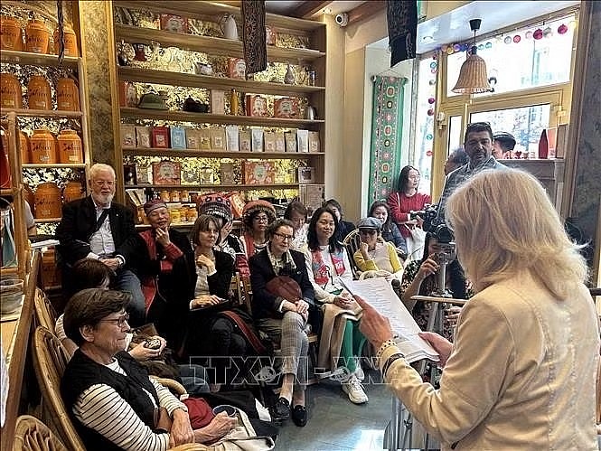 French and foreign guests at the Vietnamese cultural showcase (Photo: VNA)