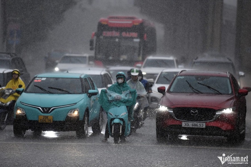 Northern Vietnam faces consecutive thunderstorms. Photo: Hoang Minh