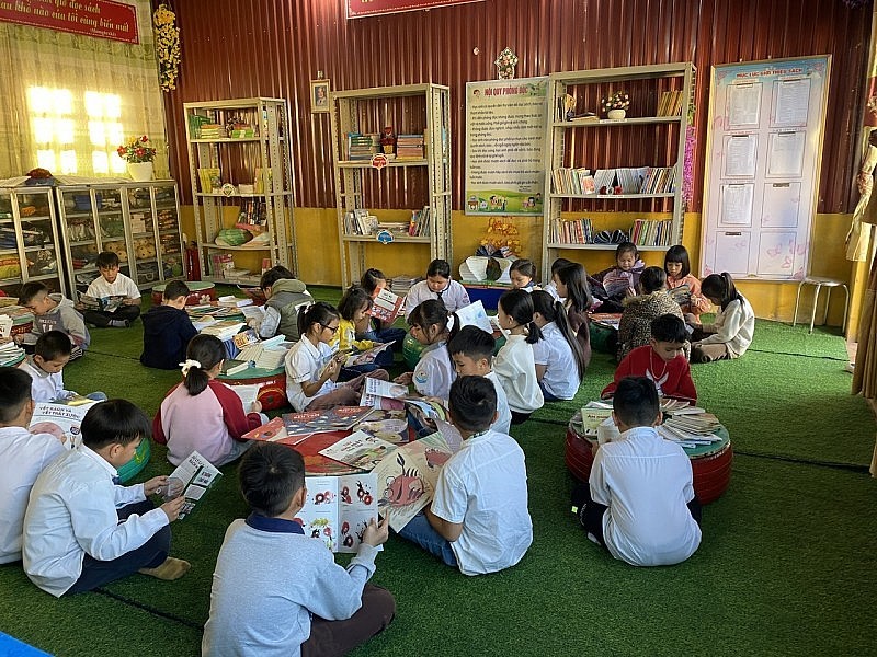The school’s small library corner always attracts students after recess and at the end of the school day. (Photo: Duy Linh)