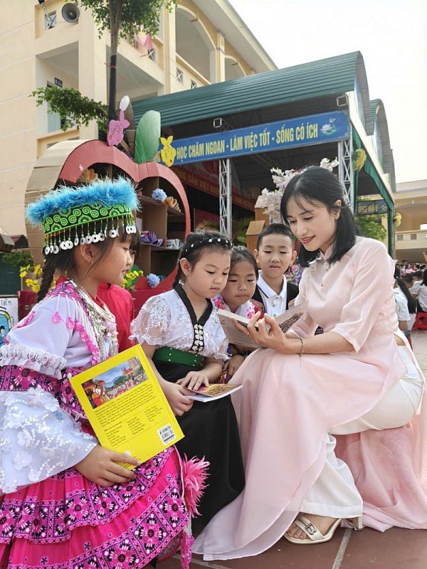 Teacher Lo Thi Diep is always a source of inspiration for her students with every page they read. (Photo: Duy Linh)