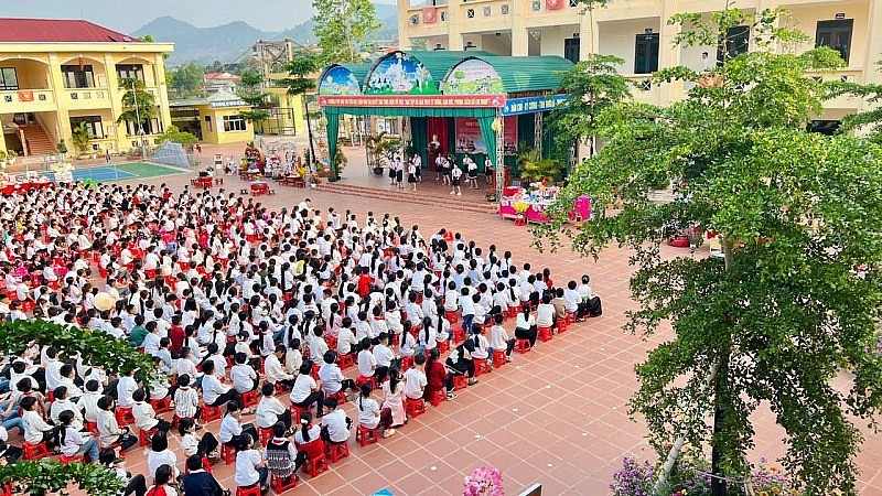 When Books Open Door to Knowledge for Children in Border Area of Muong Nhe