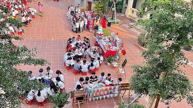 When Books Open Door to Knowledge for Children in Border Area of Muong Nhe