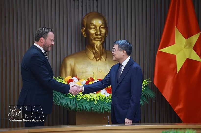 PM Le Minh Hung (R) and Estonian Minister of Foreign Affairs Margus Tsahkna (Photo: VNA)