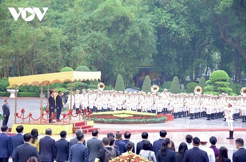 Party General Secretary and State President To Lam and President Lee Jae Myung stand on the podium of honour as military bands play the national anthems of the two countries.