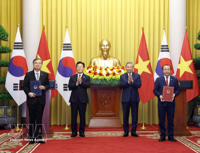Vietnam, RoK Leaders Witness Exchange of Cooperation Documents