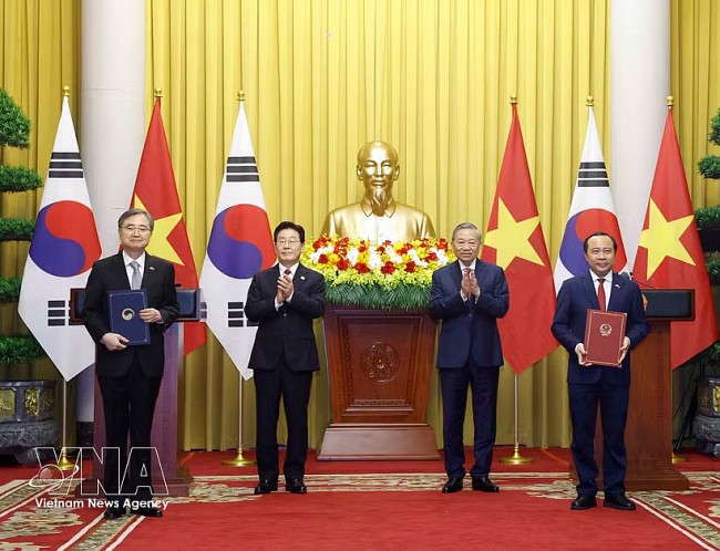 Vietnam, RoK Leaders Witness Exchange of Cooperation Documents