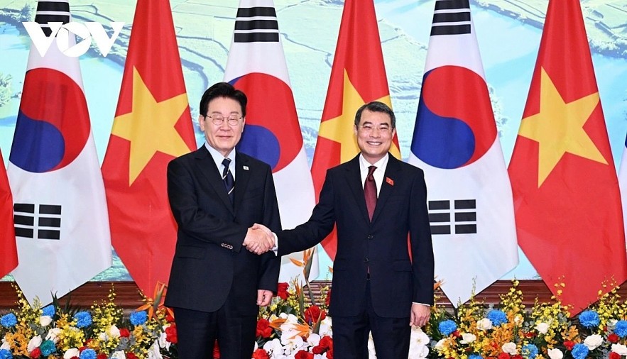 Vietnamese Prime Minister Le Minh Hung (R) and visiting RoK President Lee Jae-myung pose for a photo ahead of their meeting in Hanoi on April 23