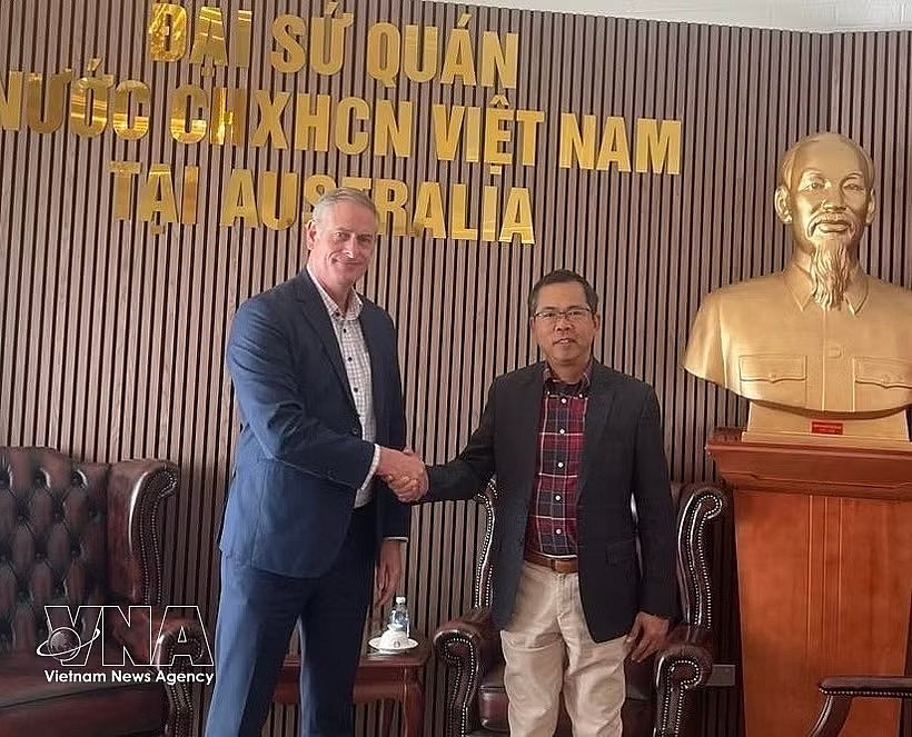 Vietnamese Ambassador to Australia Pham Hung Tam (right) meets with Simon White, President of the Australia–Vietnam Business Council Queensland (AVBCQ), at the Vietnamese Embassy in Canberra. (Photo: VNA)