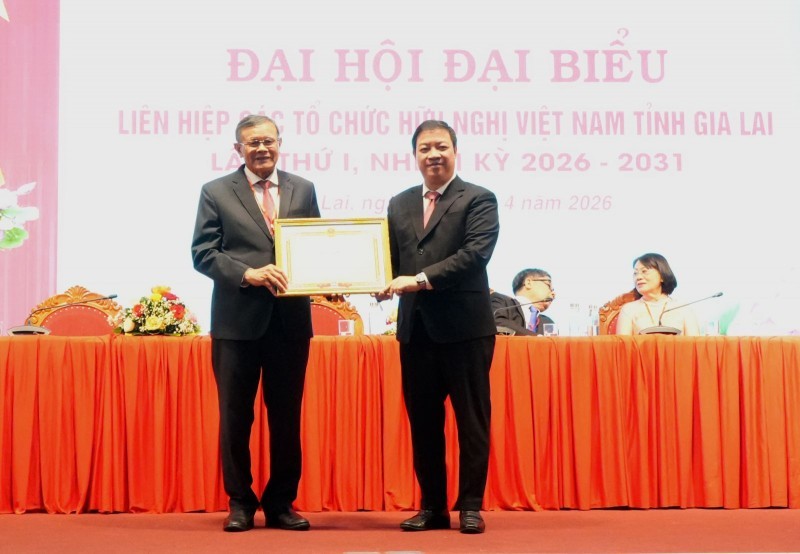 Nguyen Ngoc Hung, Vice President of the Viet Nam Union of Friendship Organizations, presents a Certificate of Merit from the Viet Nam Union of Friendship Organizations to Mr. Mai Thanh Thang, President of the Gia Lai Union of Friendship Organizations for the 2020–2025 term. (Photo: Kim Loan