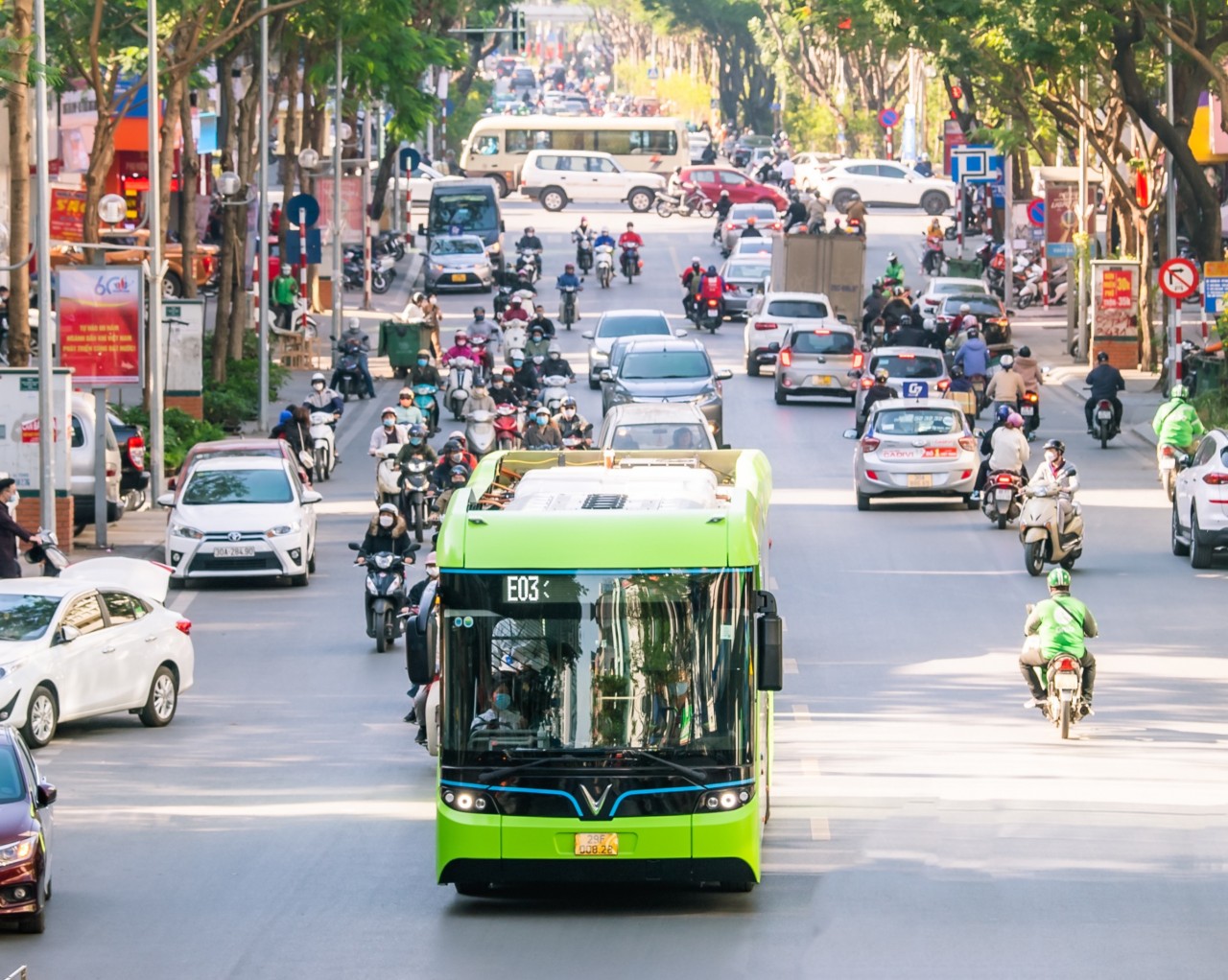 Hanoi has introduced additional electric bus routes to help reduce greenhouse gas emissions. (Photo: Vinbus)