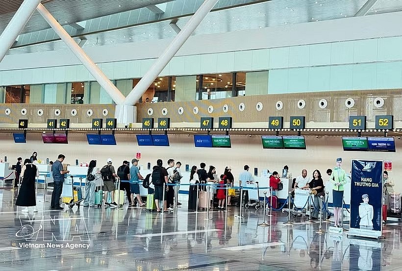 Passengers check in at Tan Son Nhat Airport on April 24, 2026. (Photo: VNA)