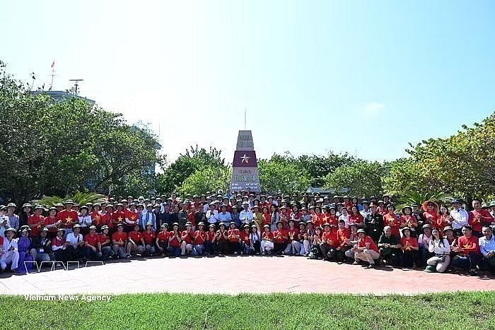 A delegation, comprising 48 overseas Vietnamese from 22 countries and territories, along with representatives of several agencies, organisations, businesses, artists and journalists at home, visit the Truong Sa (Spratly) archipelago and the DK1 offshore platforms. (Photo: VNA)
