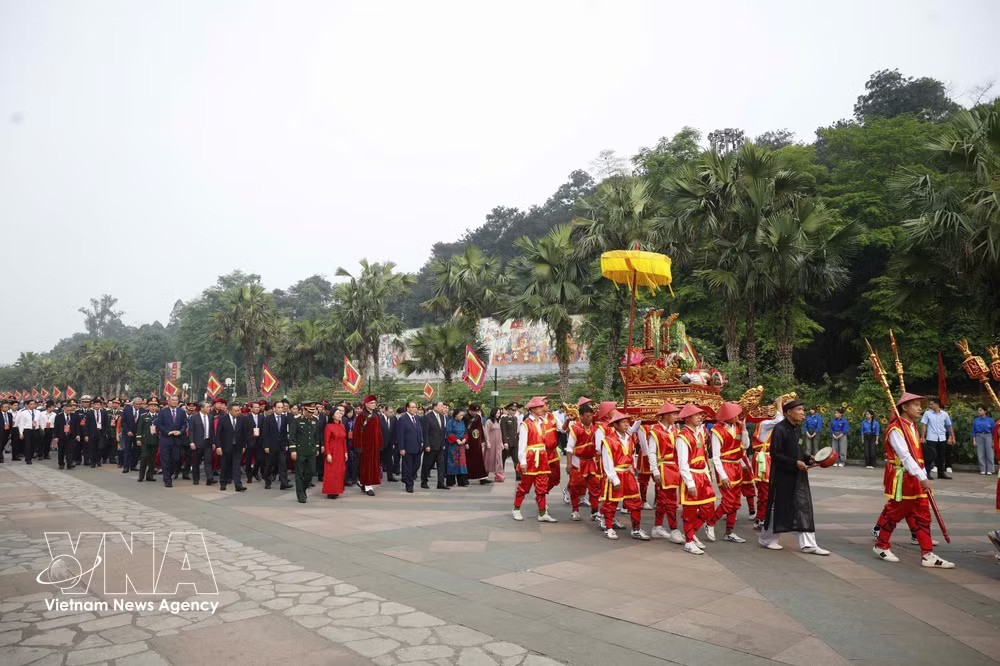 Top Leader Offers Incense in Commemoration of Hung Kings in Phu Tho