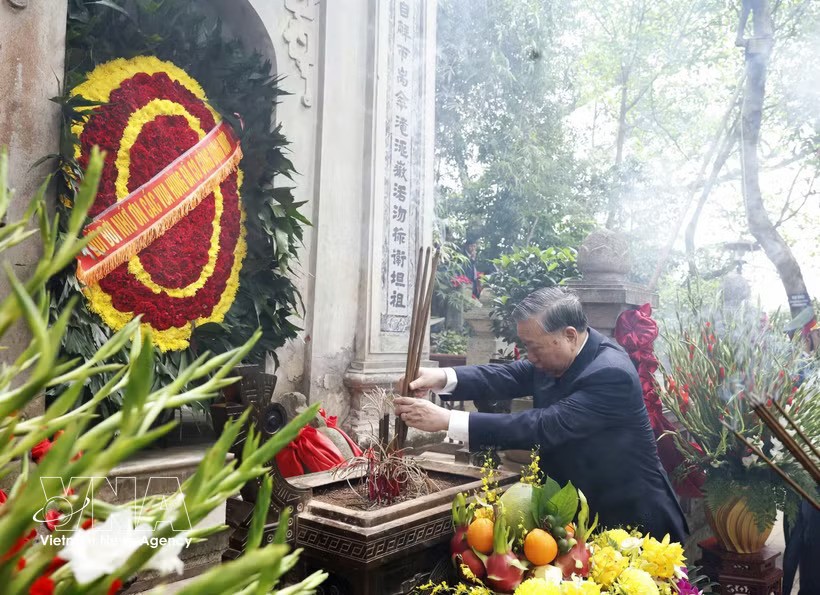 General Secretary and State President To Lam offers incense and flowers in commemoration at the Hung Kings' Mausoleum. (Photo: VNA)