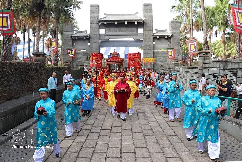 A ceremonial procession presents offerings, fruits and southern specialties to the Hung Kings. (Photo: VNA)