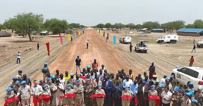 The handover ceremony for the vital route linking Abyei and Agok was held in a celebratory atmosphere shared by the UN mission, Engineering Unit Rotation 4, and local residents. (Photo: To Tram)