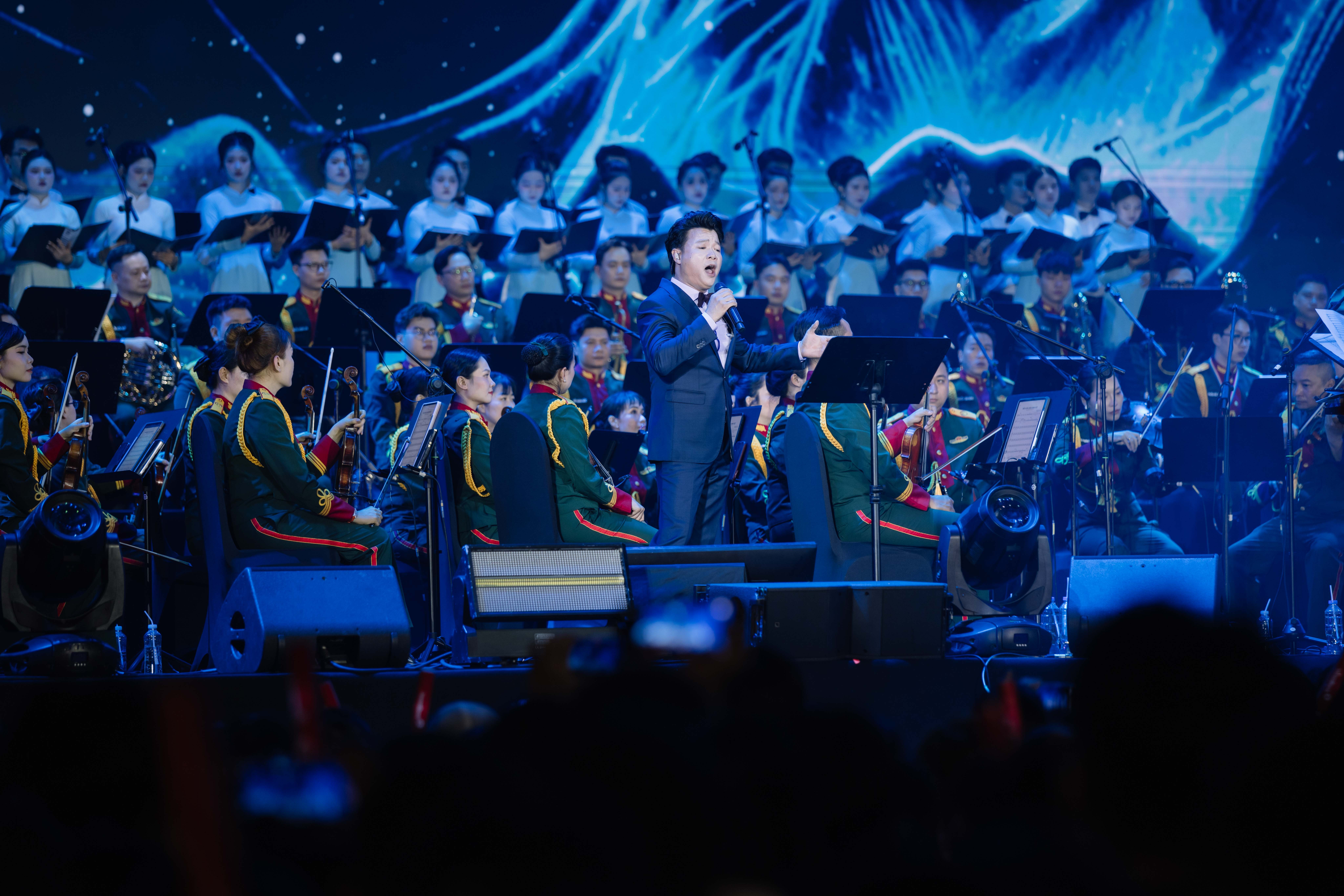 The performance “Bến Xuân – The Flock of Vietnamese Birds” was presented by the MSO, Meritorious Artist Vũ Thắng Lợi, and the choir. (Photo: Organizing Committee)