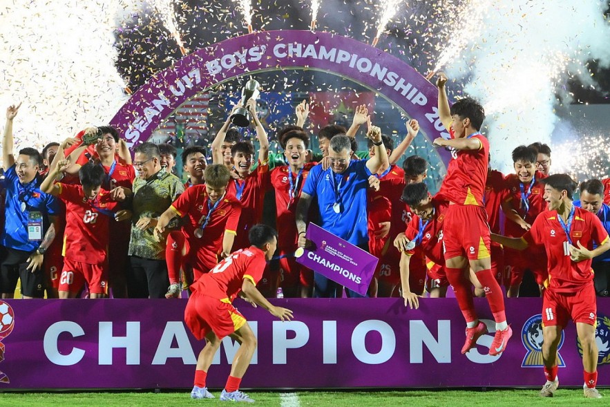 U17 Vietnam celebrate their Southeast Asian championship victory. Photo: VFF
