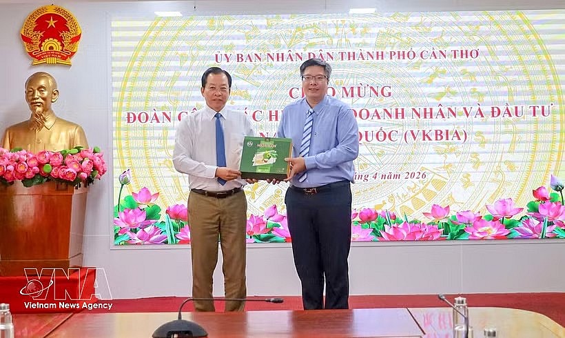 Vice Chairman of the municipal People’s Committee Vuong Quoc Nam and Chairman of the Vietnam–Korea Business and Investment Association Tran Hai Linh pose for a commemorative photo. (Photo: VNA)