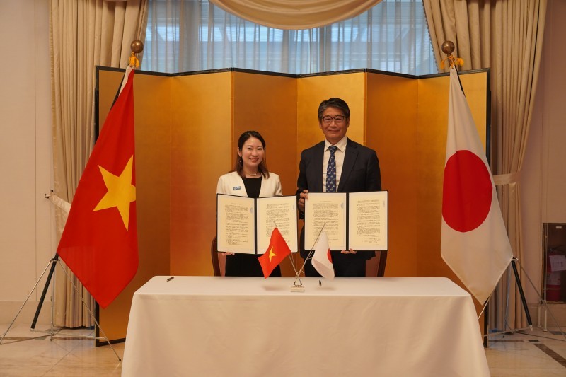 Japanese Ambassador to Vietnam Ito Naoki and representatives of Plan International Japan exchanged signed cooperation documents aimed at supporting the improvement of learning environments for ethnic minority children.