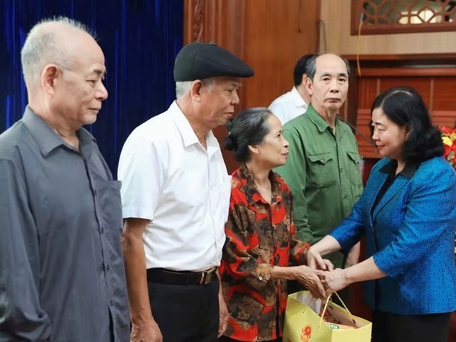 Ms. Bùi Thị Minh Hoài, Politburo Member, Secretary of the Party Central Committee, and President of the Vietnam Fatherland Front Central Committee, presented gifts to policy beneficiary families, the poor, and disadvantaged people in Ninh Bình province. (Photo: Thanh Tuấn/VNA)