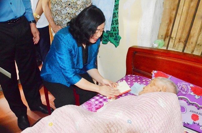 President of VFF Central Committee Bui Thi Minh Hoai Visits, Presents Gifts to Policy Beneficiary Families in Ninh Binh, Thanh Hoa