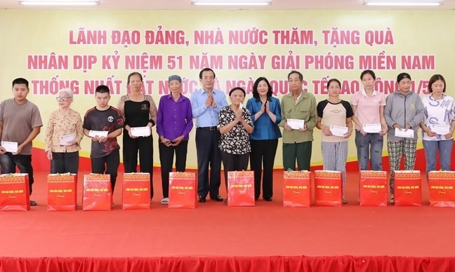 Ms. Bùi Thị Minh Hoài, President of the Vietnam Fatherland Front Central Committee, presented gifts to policy beneficiary families and the poor in Thanh Hóa province. (Photo: mattran.org.vn)