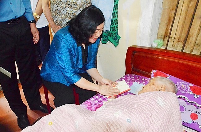 President of VFF Central Committee Bui Thi Minh Hoai Visits, Presents Gifts to Policy Beneficiary Families in Ninh Binh, Thanh Hoa