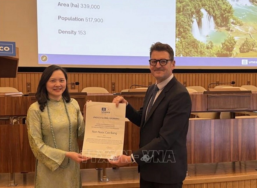 On behalf of the Vietnamese delegation, Ambassador Nguyen Thi Van Anh, Permanent Representative of Vietnam to UNESCO, receives the certificate of revalidation for Non Nuoc Cao Bang Global Geopark. (Photo: VNA)