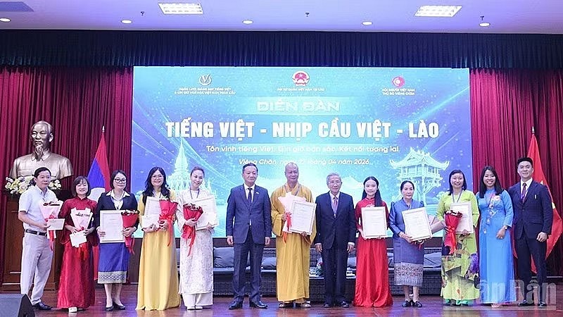Vietnamese Ambassador to Laos Nguyen Minh Tam honoured and expressed gratitude to outstanding individuals and collectives for their positive contributions to teaching and promoting the Vietnamese language in Laos. (Photo: DUY TOAN)