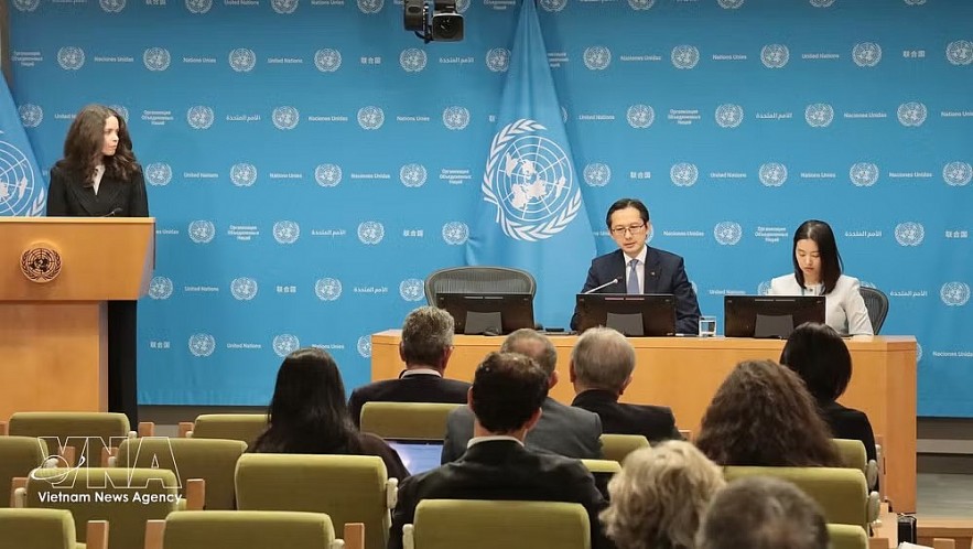 Ambassador Do Hung Viet chairs the press briefing. (Photo: VNA)