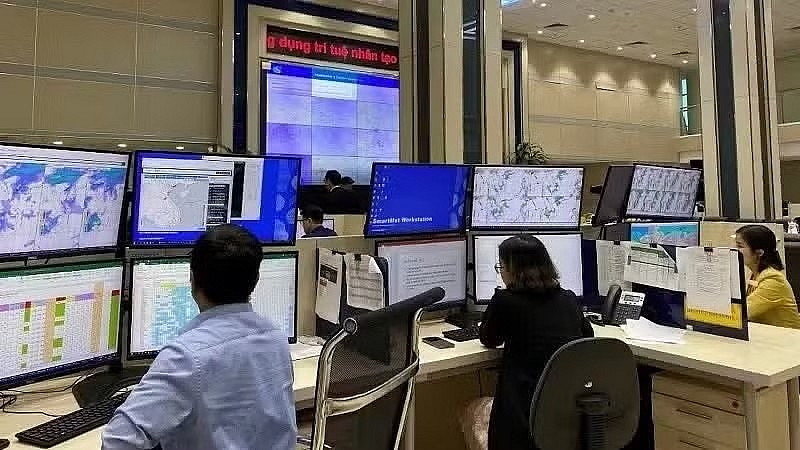 Forecasters analyse data on the SmartMet system to produce forecasting bulletins and early disaster warnings at the National Centre for Hydro-Meteorological Forecasting. (Photo: Hoai Linh)