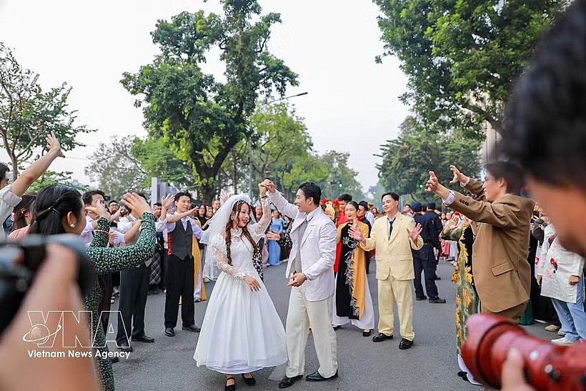 The Vietnam Happy Fest 2025 takes place in the pedestrian zone around Hoan Kiem Lake in Hanoi from December 5 to 7. (Photo: VNA)