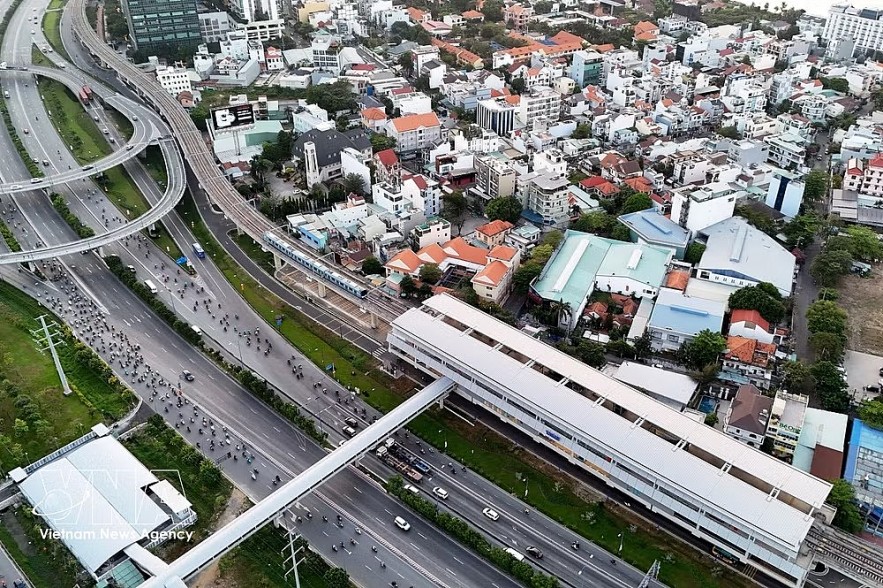  A metro train arrives at Rach Chiec Station on Metro Line No. 1 (Ben Thanh – Suoi Tien). (Photo: VNA)
