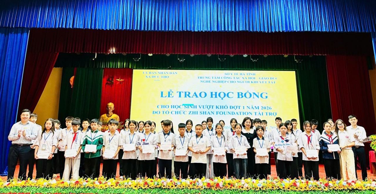 355 Disadvantaged Students in Ha Tinh Receive Zhi Shan Scholarships