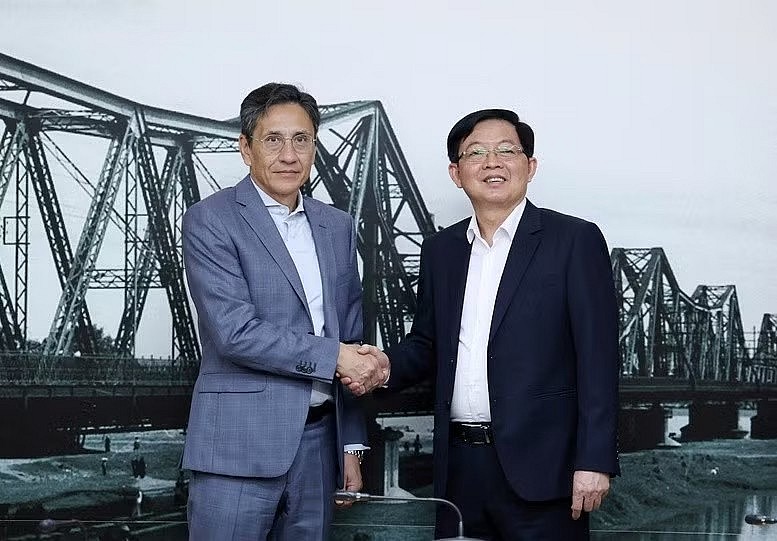 Deputy Prime Minister Ho Quoc Dung (R) and CEO of Switzerland-based FS Finance Suisse AG Roland Staub (Photo: VGP)