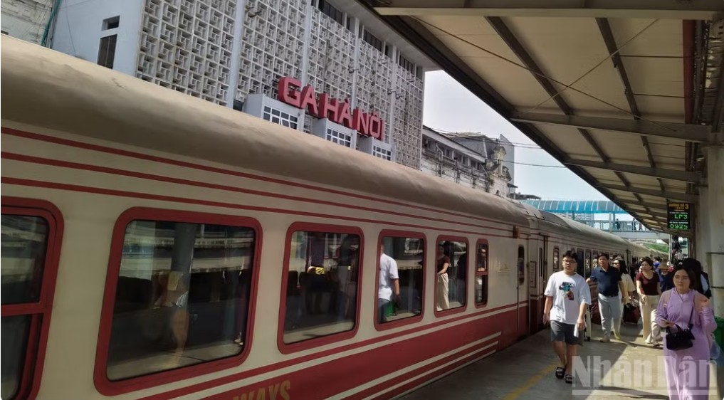 Hanoi Railway Station Welcomes Leading Number of Passengers During Holiday