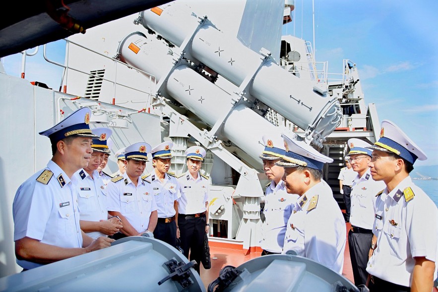 Vice Admiral Nguyen An Phong (far left) inspects combat readiness at a surface ship unit under Naval Region 4.