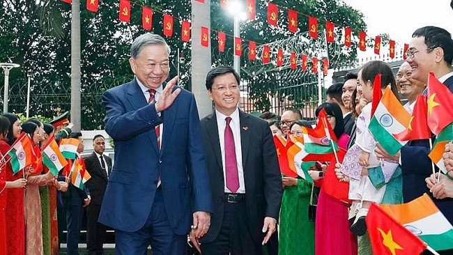 Party General Secretary, State President To Lam Meets with Embassy Staff and Vietnamese Community in India