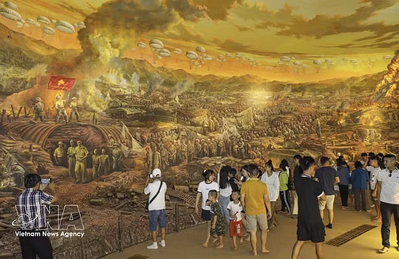 Visitors tour Dien Bien Phu Victory Museum in Dien Bien province of Vietnam. (Photo: VNA)