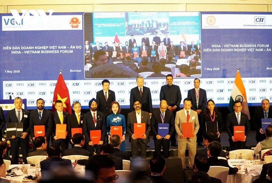 Vietnamese Party General Secretary and President To Lam winesses the handover of cooperation documents between Vietnamese and Indian businesses at their joint business forum in Mumbai on May 7