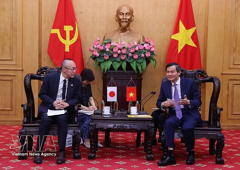 Politburo member and Director of the Ho Chi Minh National Academy of Politics (HCMA) Assoc. Prof. Dr. Doan Minh Huan (right) and Chief Representative of the Japan International Cooperation Agency (JICA) in Vietnam Kobayashi Yosuke at their meeting on May 7. (Photo: VNA)