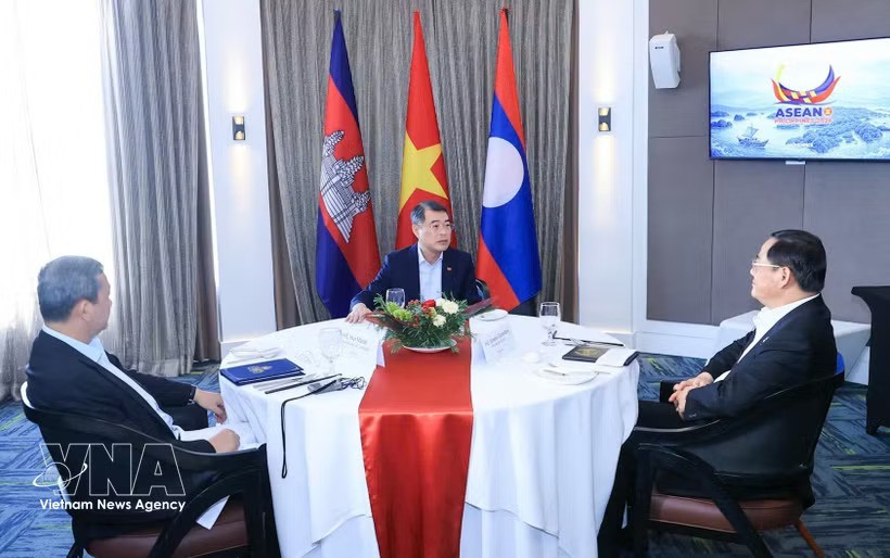Prime Minister Le Minh Hung (C) holds a working breakfast with Cambodian Prime Minister Hun Manet and Lao Prime Minister Sonexay Siphandone on May 8 in Cebu, the Philippines. (Photo: VNA)