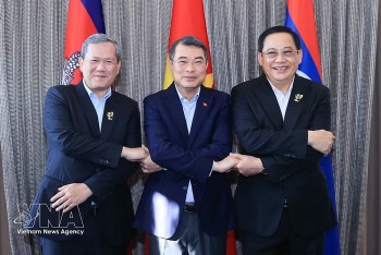 Vietnamese PM Holds Working Breakfast with Cambodian, Lao Counterparts
