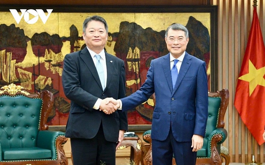 Vietnamese Prime Minister Le Minh Hung (R) receives Yamanashi Governor Nagasaki Kotaro in Hanoi on May 11