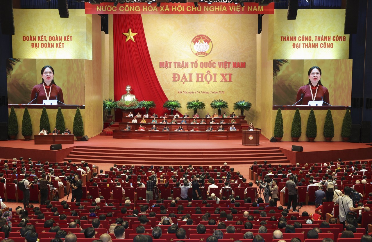 Ha Thi Nga, Member of the Party Central Committee and Vice President–Secretary General of the Central Committee of the Vietnam Fatherland Front, presents the report reviewing the activities of the Central Committee, the Presidium, and the Standing Board of the Central Committee of the Vietnam Fatherland Front during the 2024–2026 period. (Photo: Dinh Hoa)
