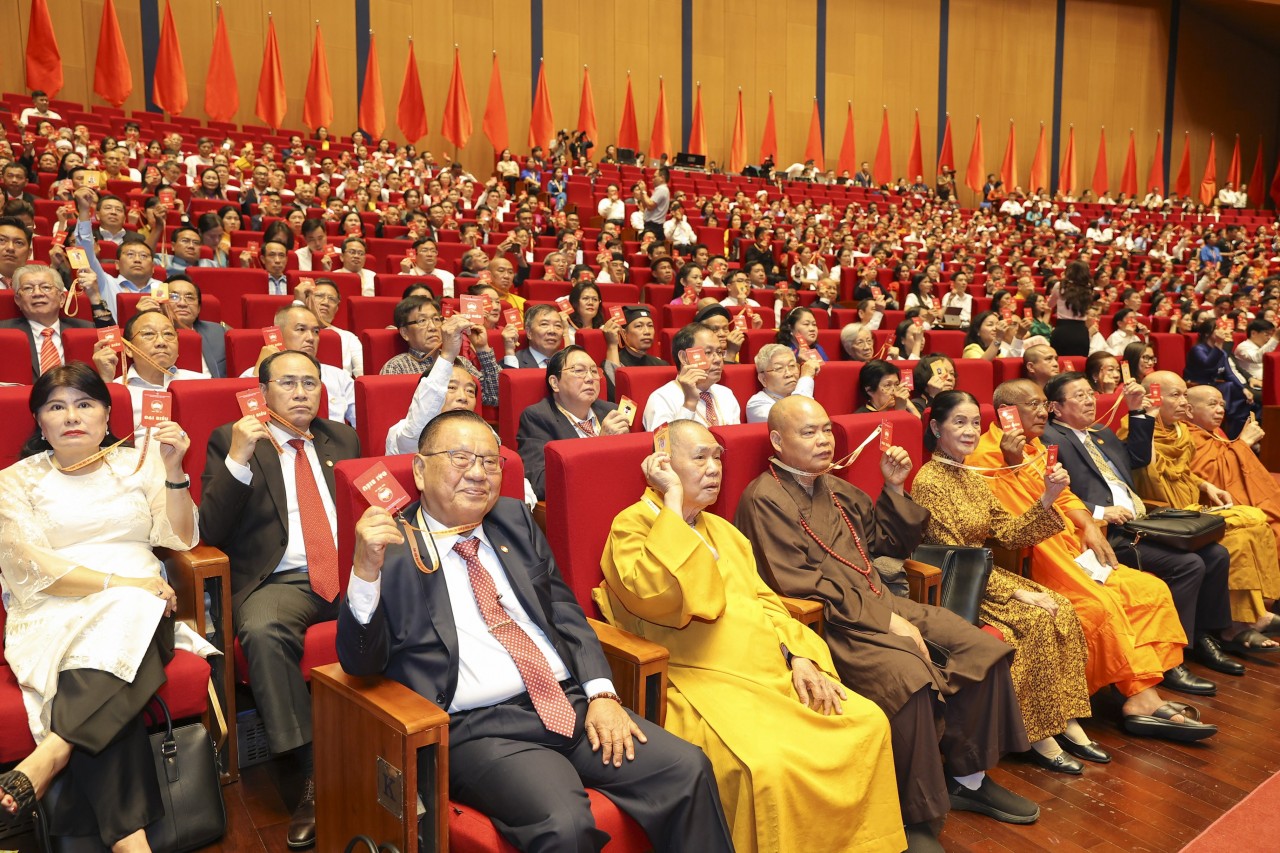 Delegates cast votes at the Congress. (Photo: Dinh Hoa)