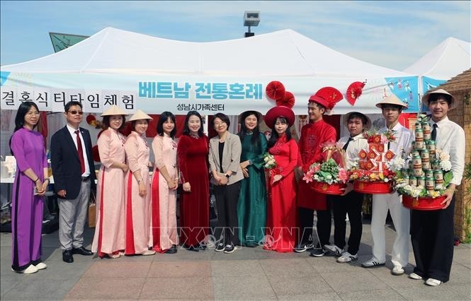 Song Mun Yeong, Director of the Seongnam City Multicultural Family Support Center, and Counselor Nguyen Thi Thai Binh with Vietnamese brides and students in Seongnam City during the festival. (Photo: Truong Giang/VNA) Song Mun Yeong, Director of the Seongnam City Multicultural Family Support Center, and Counselor Nguyen Thi Thai Binh with Vietnamese brides and students in Seongnam City during the festival. (Photo: Truong Giang/VNA)